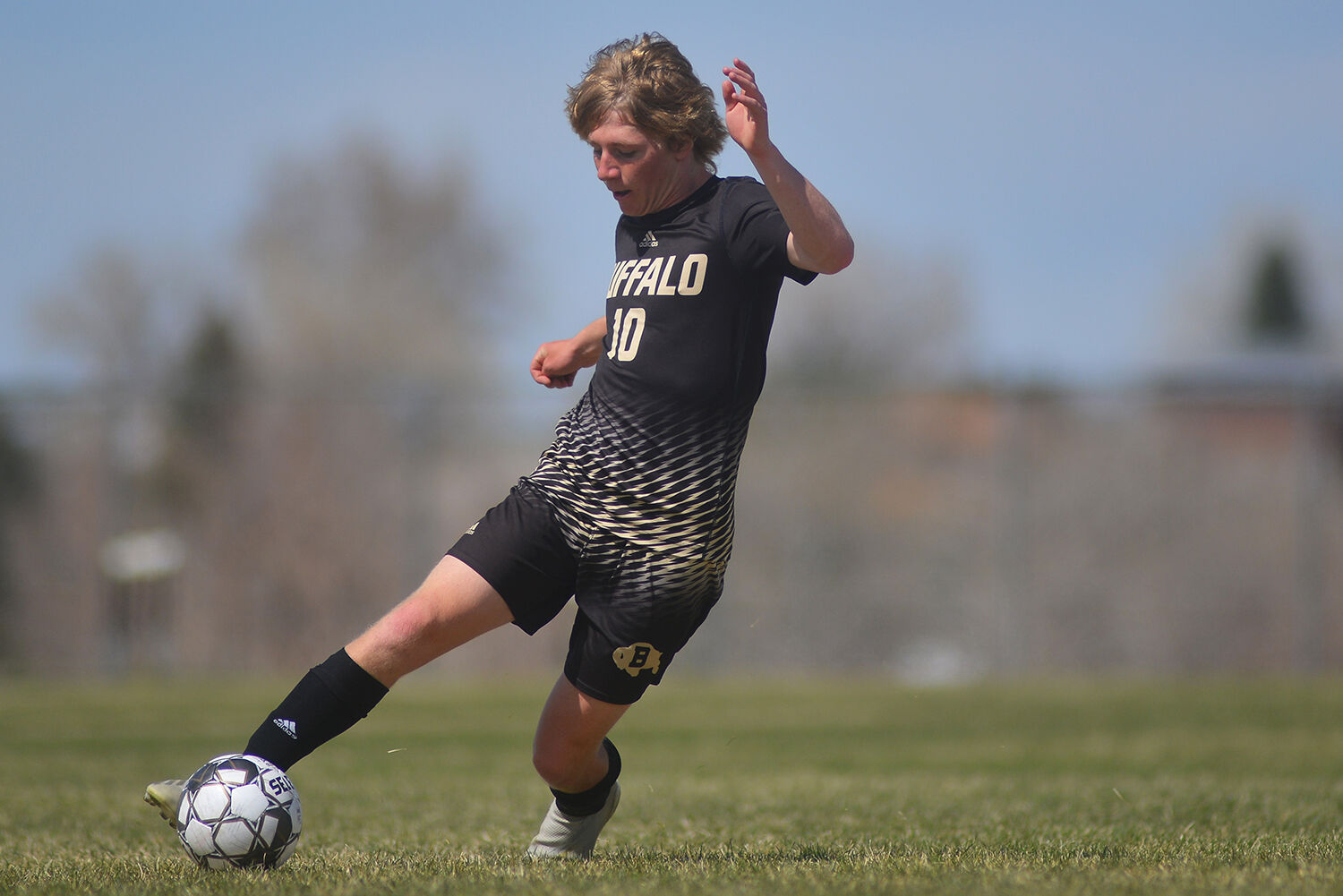 Max Kessler dribbles the ball